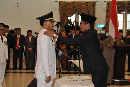 Gubernur Sumbar Irwan Prayitno memasang tanda pangkat di bahu Bupati Hendrajoni.