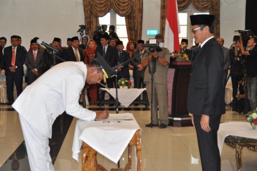 Wabup Rusma Yul Anwar menadatangani berita acara serah terima jabatan disaksikan Gubernur Irwan Prayitno.