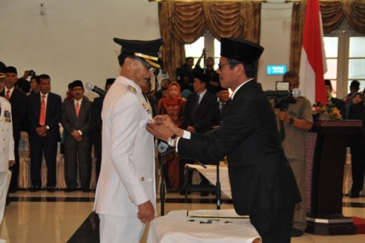 Gubernur Sumbar Irwan Prayitno memasang benggol jabatan ke dada Bupati Hendrajoni.