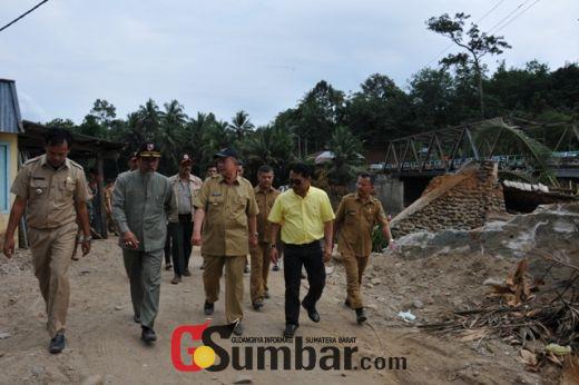 Wagub Nasrul Abit ketika meninjau lokasi bencana di Limapuluh Kota.