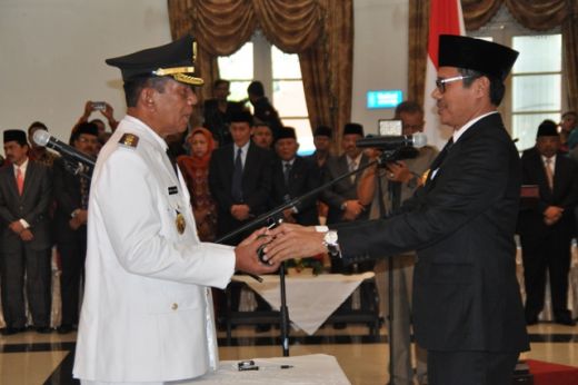 Wabup Rusma Yul Anwar terika SK Pengangkatan dari Gubernur Sumbar Irwan Prayitno.