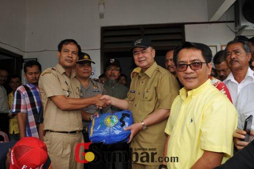 Wagub Nasrul Abit serahkan bantuan kepada warga terkena musibah di Limapuluh Kota.
