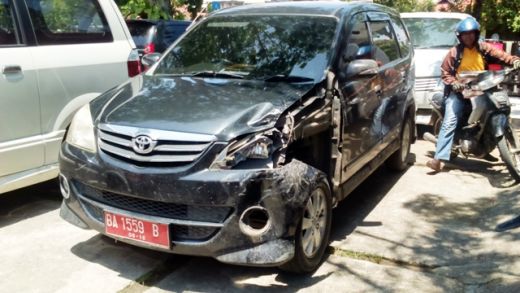 Diduga Untuk Bisnis Pribadi, Suami Dewi Susanti Anggota DPRD Padang Tabrakan Mobil Dinas Hingga Rusak Parah
