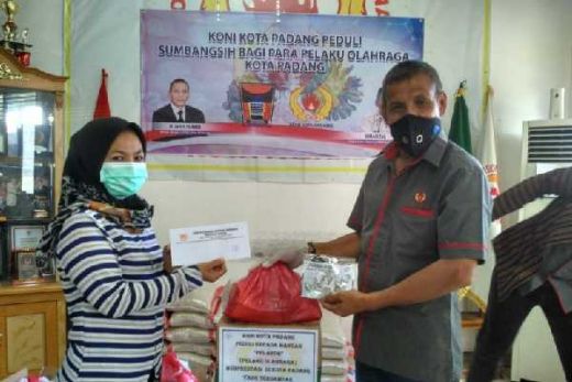 Ringankan Beban Selama Pandemi Covid-19, KONI Padang Beri Bantuan Sembako untuk Mantan Atlet dan Pelatih
