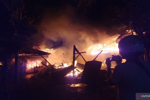 Ditinggal Penghuni, Empat Rumah di Padang Dilalap si Jago Merah