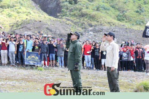 Wabup Solok Pimpin Upacara HUT RI ke-71 Bersama Ribuan Pendaki di Puncak Gunung Talang