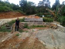 Pembangunan Jembatan Air Bingung X Koto Diatas Kabupaten Solok Terbengkalai