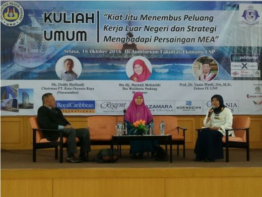 Istri Wako Padang Ny. Harneli Motivasi Mahasiswa FE UNP Dengan Kisah Inspiratif