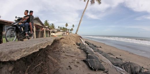 24 Rumah di Pantai Ulakan dan Sungai Limau Rusak Akibat Diterjang Ombak