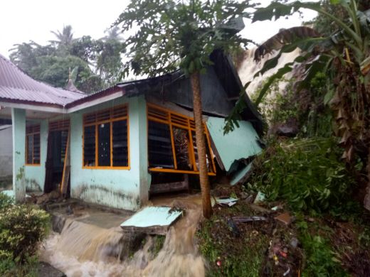 Kantor Pemuda Rusak Berat, Puluhan Rumah di Batu Busuk Terancam Banjir Bandang