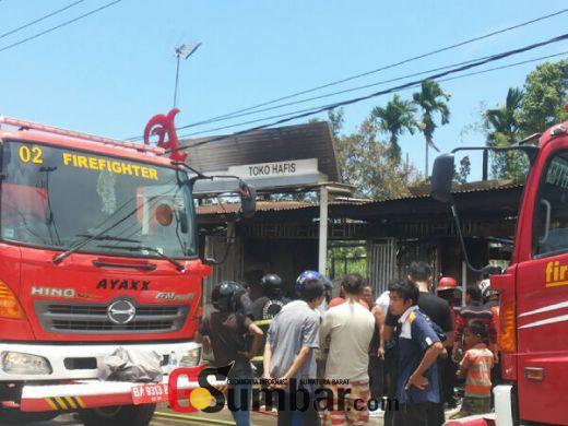 Sebuah Bengkel dan Minimarket di Tunggul Hitam Padang Hangus Terbakar