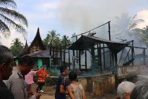 Api Hanguskan Rumah Gadang yang Dibangun Tahun 1956 di Dharmasraya