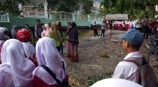 Anak Tak Diterima, Orantua Murid Blokir Akses Jalan SMAN 14 Padang