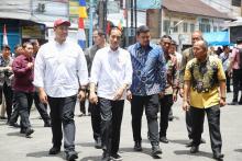 Menpora Dito Dampingi Presiden Jokowi Tinjau Pasar Sukaramai Medan