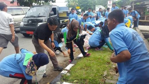 LISA Beraksi Memungut Sampah di Kota Padang