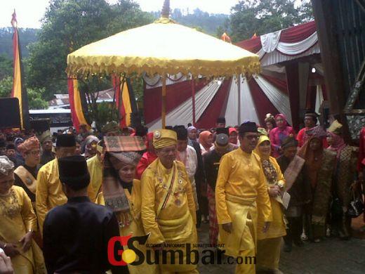 Gubernur Sumbar Irwan Prayitno Resmi Bergelar Tuanko Paduko Marajo Basa dari Raja Alam Minangkabau Pagaruyung