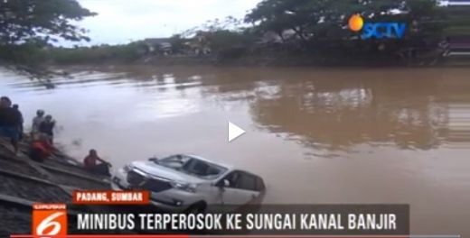 Mobil Tercebur ke Sungai di Padang, Seorang Penumpang Hilang Terseret Arus