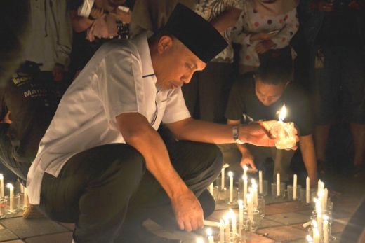 Padang Kelam Selama Sejam, Wako Padang Nyalakan Lilin di Tugu Gempa