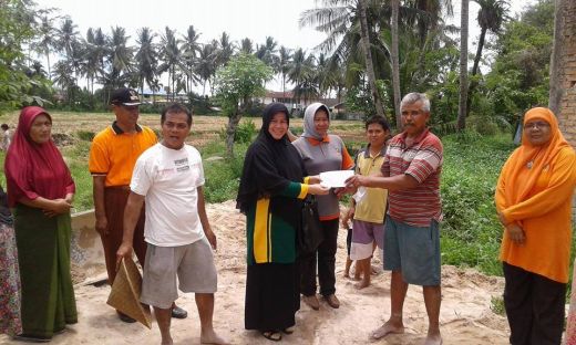 Tinjau Pembangunan Masjid Kampung Jambak, Isteri Walikota Padang Bantu Tiga Truk Timbunan