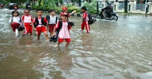 Banjir Membuat Pelajar di Pasaman Barat ke Sekolah Lewani Genangan Air Sepanjang 3 Kilometer