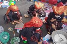 Lestarikan Tradisi, Gadih Minang di Bukittinggi Masak Rendang di Jam Gadang