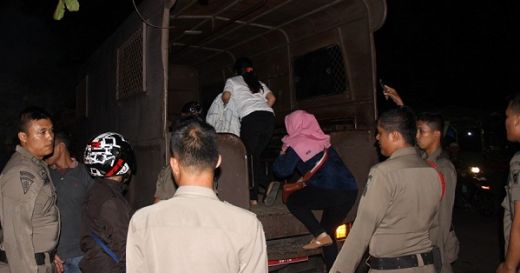 Malam-malam Mojok di Pantai Padang, Lima Pasang Remaja Disikat Satpol PP