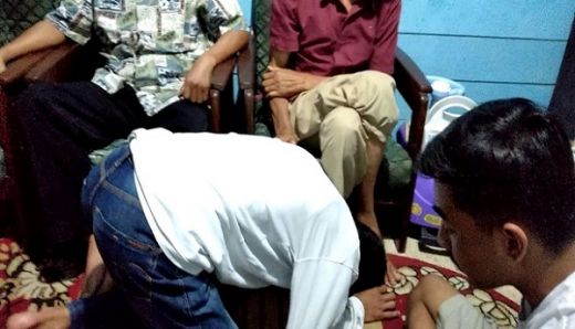 Ditangkap di Bukittinggi, Pengedar Sabu Cium Kaki Ayah saat Akan Dibawa Polisi