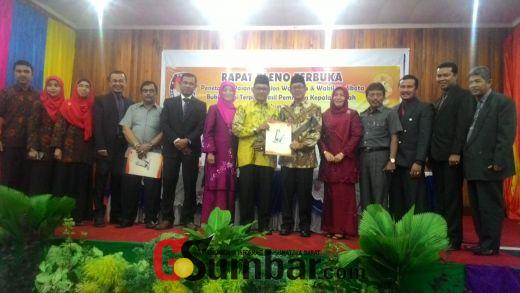 KPU Bukittinggi Tetapkan Walikota dan Wakil Walikota Terpilih Pilkada Bukittinggi 2015