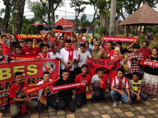 Merahkan GBK Jakarta, Ratusan Suporter Semen Padang Dilepas Walikota Padang Gunakan Bus