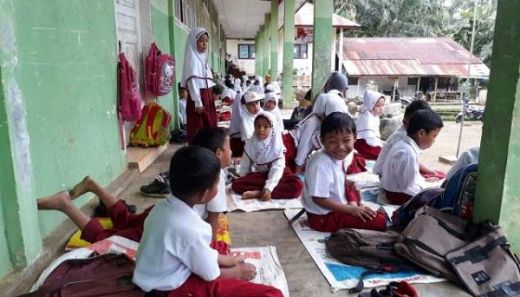 Ruang Kelas Digembok, Ratusan Murid di Padang Pariaman Terpaksa Belajar di Teras Sekolah