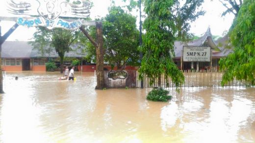 SMPN 27 Padang tergenang banjir.