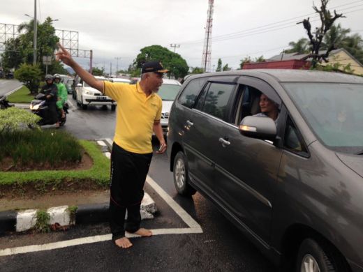 Wako Padang H. Mahyeldi beri petunjuk pengendara yang akan melewati Kota Padang.