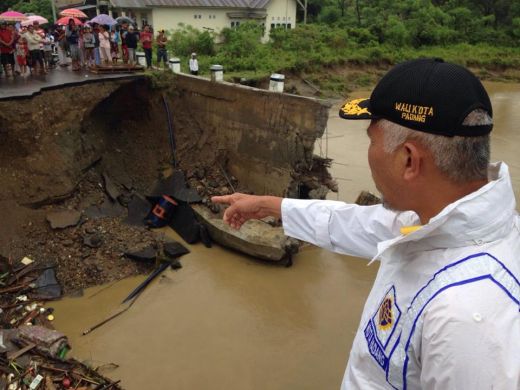 Padang Dilanda Banjir, Wako Himbau Warga Agar Jauhi Bibir Sungai