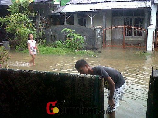 Banjir Kota Padang Mulai Surut, Warga Mulai Bersihkan Rumah dan Peralatan