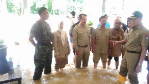 Wawako Padang Emzalmi di tengah banjir di SMPN 27 Padang.