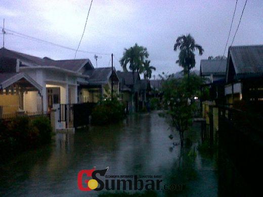Hujan Sudah Mulai Reda, Tapi Banjir Masin Tinggi di Kota Padang, Anak-Anak Libur Sekolah
