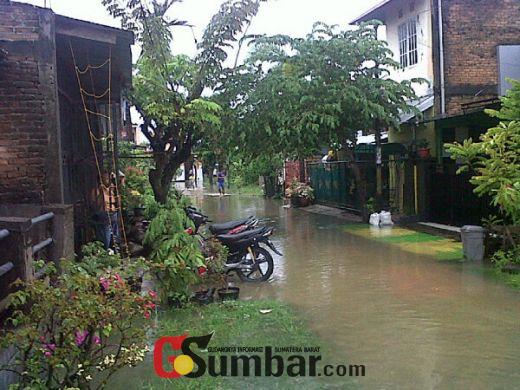 Listrik Padam, Air PDAM tak Mengalir, Lengkap Sudah Penderitaan Korban Banjir di Kota Padang