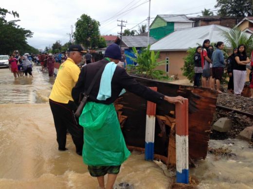 Wako Padang H. Mahyeldi singkirkan puing banjir.