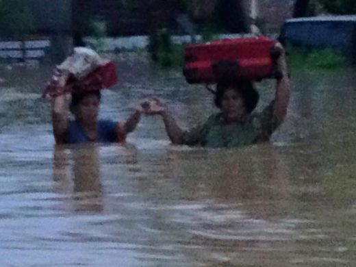 Warga mengungsi ditengah ganasnya banjir.
