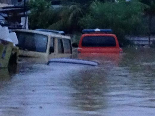 Mobil nyaris tenggelam karena banjir.