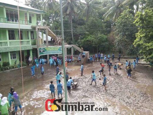 Banjir Rusak Lahan Pertanian dan Sekolah di Paninggahan Kabupaten Solok