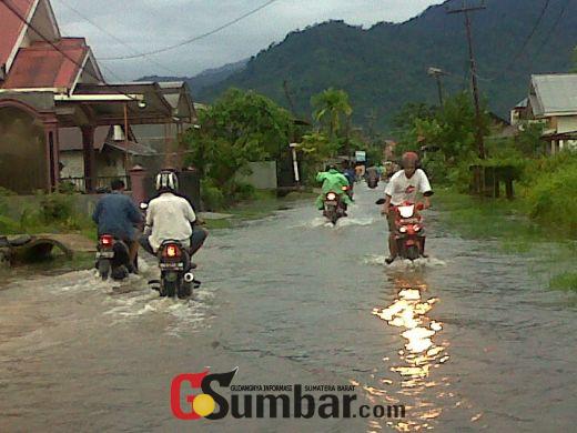 Banjir Masih Genangi Kompleks Bunga Mas Bungo Pasang Padang
