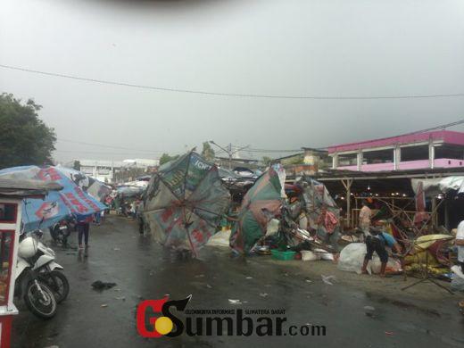 Hujan Lebat Disertai Angin Kencang Landa Kota Padang Sejak Subuh, Warga Diminta Waspada Bila Keluar Rumah