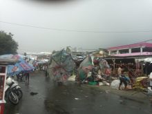 Hujan Lebat Disertai Angin Kencang Landa Kota Padang Sejak Subuh, Warga Diminta Waspada Bila Keluar Rumah