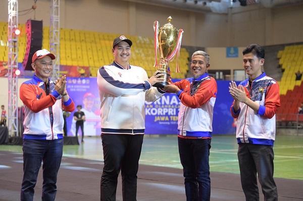GoSumbar.com Serahkan Piala Juara Umum PORN