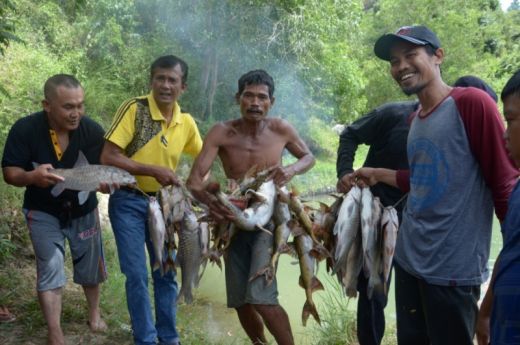Mangadou, Tradisi Unik Menangkap Ikan Desa Rantih Kota Sawahlunto