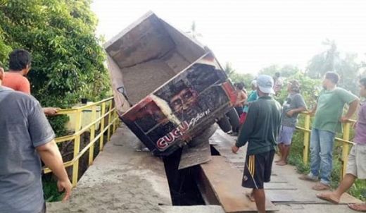 Dilewati Dump Truck, Jembatan di Pesisir Selatan Ambruk