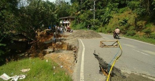 Badan Jalan Retak, Lintas Sumbar-Riau di Kota Alam Tetap Bisa Dilewati, Namun Buka Tutup