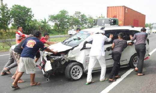 Aksi Heroik Anggota DPR Selamatkan Korban Kecelakaan Tol Cipali