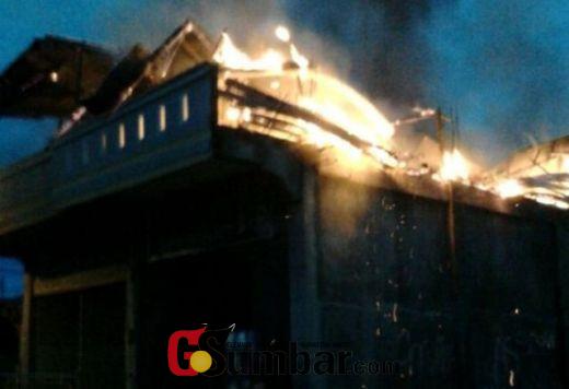 Ini Foto-Foto Kebakaran Pasar Sungai Rumbai Dharmasraya, Dua Ruko Hangus Rugi Ratusan Juta Rupiah